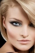 Lidschatten betont die Augen Lidschatten betont die Augen